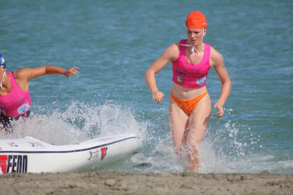 HALLO Magazine Online / Lifesave sporters Bodewyn en Calista Long kijken voldaan terug op Wereldkampioenschap Livesaving in Italië