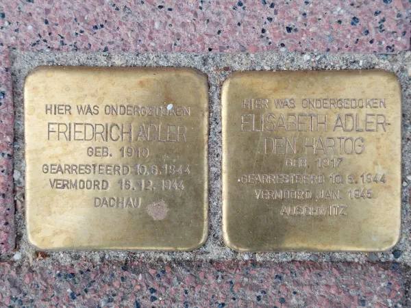 Stolperstenen in de Dorpstraat Stolperstenen in de Dorpstraat