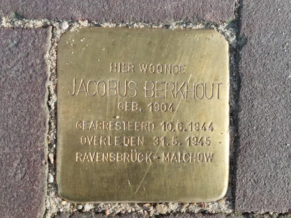 Stolpersteen in de Kloosterstraat Stolpersteen in de Kloosterstraat