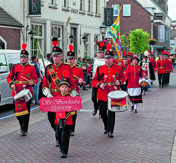 HALLO Magazine Online.nl Schutterij Sint Barbara met Raf Beenders als bordjesdrager HALLO Magazine Online.nl