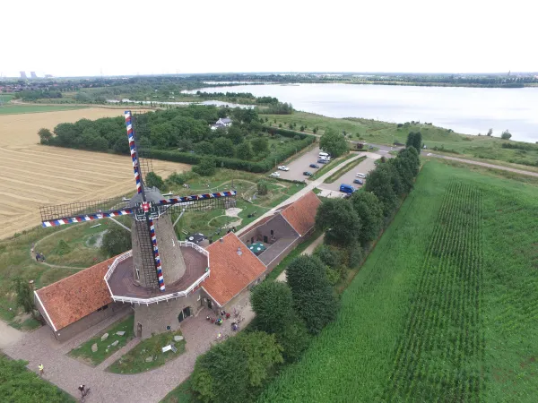Hallo magazine online / 1 Hompesche Molen bij Stevensweert met de Molenplas op de achtergrond Natuurmonumenten-NAMO98188 Hallo magazine online / 1 Hompesche Molen bij Stevensweert met de Molenplas op de achtergrond Natuurmonumenten-NAMO98188