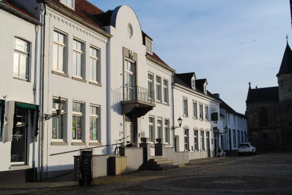 Het gebouw van het vroegere gemeentehuis van Thorn waarin het RHIDOC gevestigd is aan de Wijngaard in Thorn.
