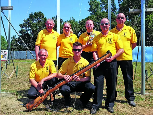 HALLO Magazine Online.nl De schutters van Schutterij Sint Nicolaas uit Heythuysen  met links boven Jos Rijks HALLO Magazine Online.nl