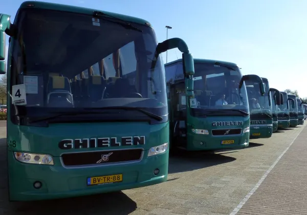 HALLO Magazine HALLO Online.nl  Van transport naar touringcarbedrijf.  100 Jaar Ghielen HALLO Magazine HALLO Online.nl