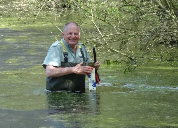 Hallo magazine online / 2015 Theo van den Berkmortel met een waadpak aan het werk Natuurmonumenten-NAMO72134 Hallo magazine online / 2015 Theo van den Berkmortel met een waadpak aan het werk Natuurmonumenten-NAMO72134