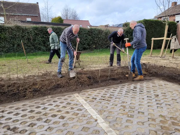 Hieël Hael timmert aan de weg Hallo Magazine Online