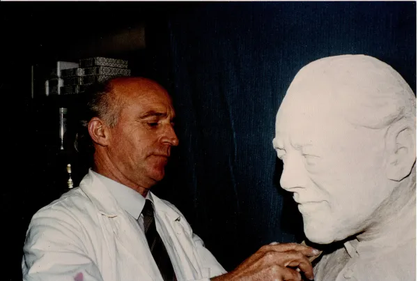 3. Het boetseren van het kleimodel van het borstbeeld Jacques Schreurs in 1981 door Phons Brouns