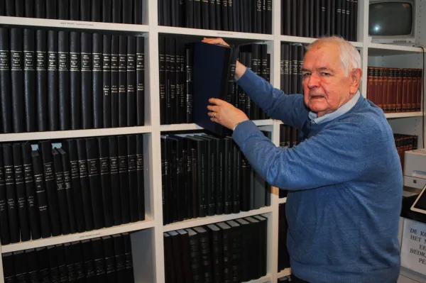 Peter Roost bij de archiefstukken van het Rhidoc.