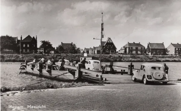 4. Veerboot Wessem aan Maasbrachter oever. 4. Veerboot Wessem aan Maasbrachter oever.