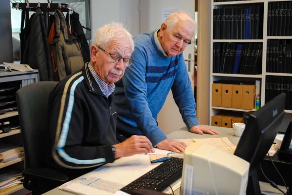 . Peter Roost met vrijwilliger Jacques Stakenborg bij het verwerken van gegevens