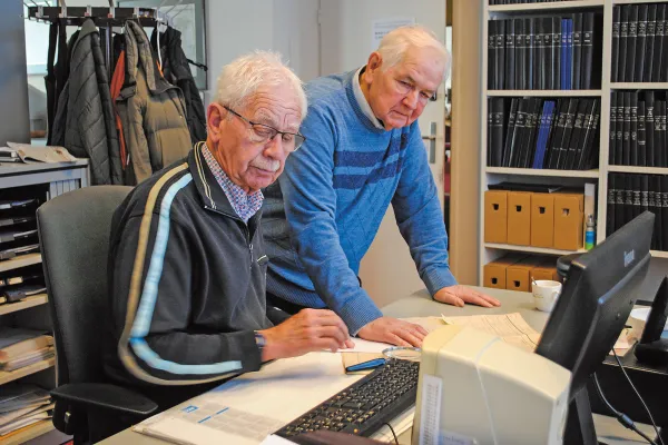 Peter Roost met vrijwilliger Jacques Stakenborg bij het verwerken van gegevens