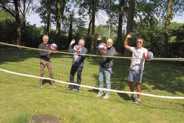 HALLO Magazine online / Jos, Kees, Theo en Har 50 jaar verknocht aan het recreanten volleybaltoernooi