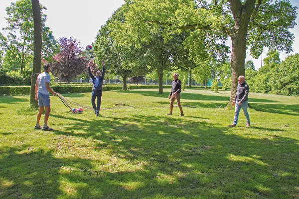 HALLO Magazine online / Jos, Kees, Theo en Har 50 jaar verknocht aan het recreanten volleybaltoernooi