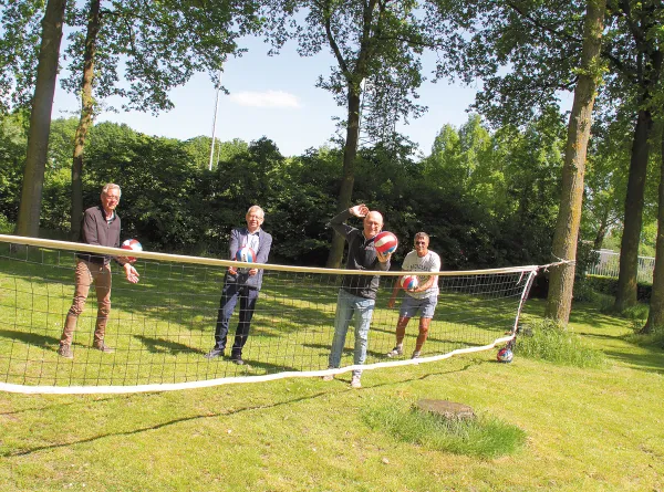 HALLO Magazine online / Jos, Kees, Theo en Har 50 jaar verknocht aan het recreanten volleybaltoernooi