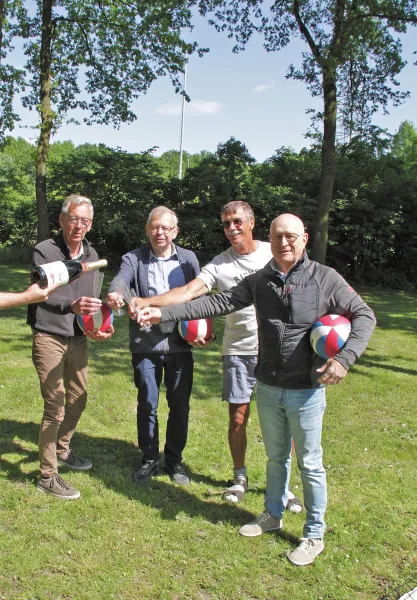 HALLO Magazine online / Jos, Kees, Theo en Har 50 jaar verknocht aan het recreanten volleybaltoernooi
