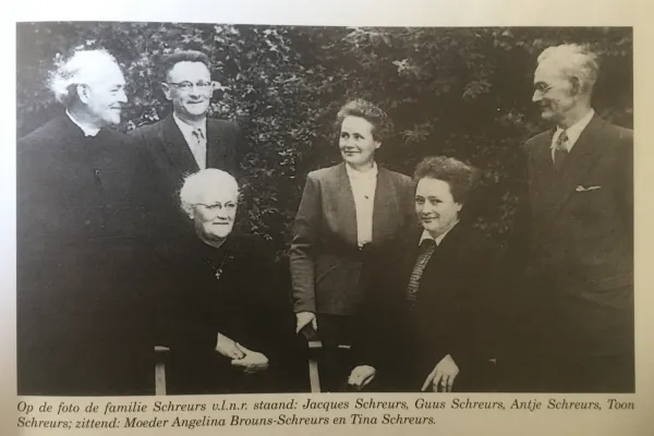9. De familie Schreurs met geheel links pater Jacques Schreurs