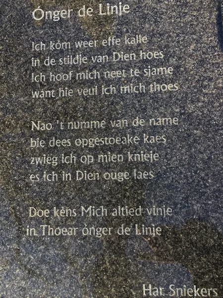 Hallo Magazine online / 9. Vers in Thorns dialect van Har Sniekers op zuil bij de kapel