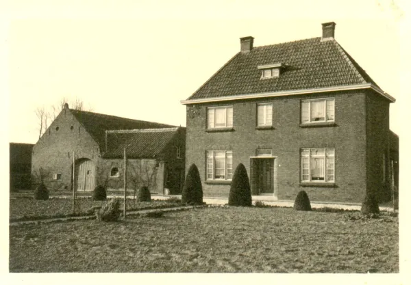 Links de boerderij ‘Op Scheyve’ en rechts het in 1930 verbouwde herenhuis van de familie Scheyven ook wel genoemd ‘Villa Scheyven”. (foto HvH) Links de boerderij ‘Op Scheyve’ en rechts het in 1930 verbouwde herenhuis van de familie Scheyven ook wel genoemd ‘Villa Scheyven”. (foto HvH)