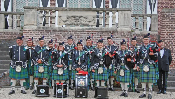 Hallo Magazine Online / Aldenghoor Pipes and Drums.