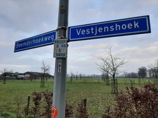 HALLO Magazine Online / de straatnaambordjes spreken voor zich.