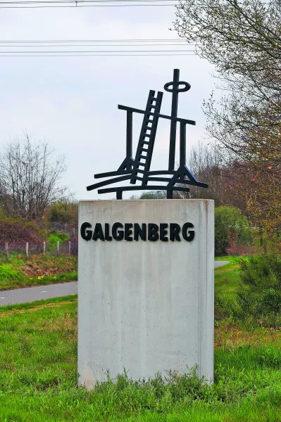 galgenberg 381 In 1785/1786 werden er processen gevoerd tegen een twintigtal afpersers en rovers, afkomstig uit de omgeving van Ophoven en Geistingen. Zij zouden lid zijn geweest van de ‘Bende van de Bokkenrijders. Meer dan tien werden hier terechtgesteld.