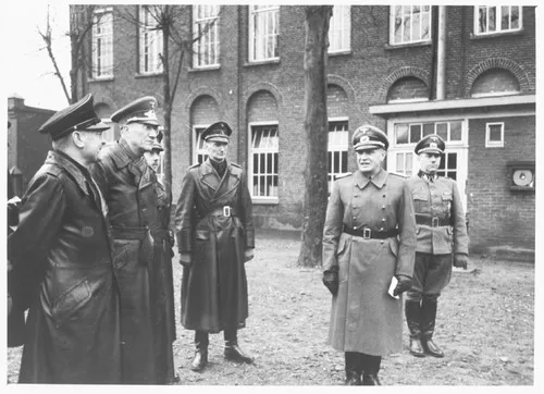 HALLO Online.nl “NSB-leiderMussert (zwarte jas) bezoekt de NSKK-Schule Heibloem, waar ook Limburgse mannen werden opgeleid.”  (Bron: fotoarchief W. Manders) HALLO Online.nl