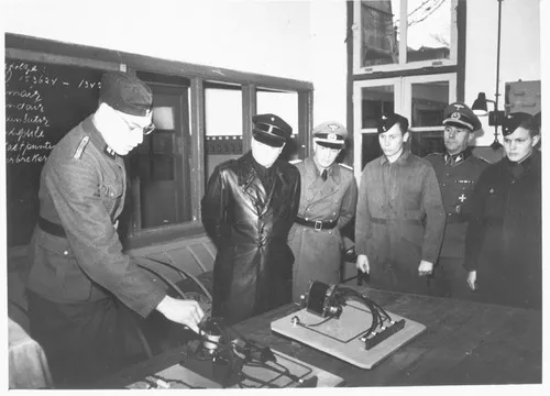 HALLO Online.nl “NSB-leiderMussert (zwarte jas) bezoekt de NSKK-Schule Heibloem, waar ook Limburgse mannen werden opgeleid.”  (Bron: fotoarchief W. Manders) HALLO Online.nl