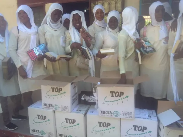 HALLO Magazine Online.nl Leerboeken voor een school in Gambia