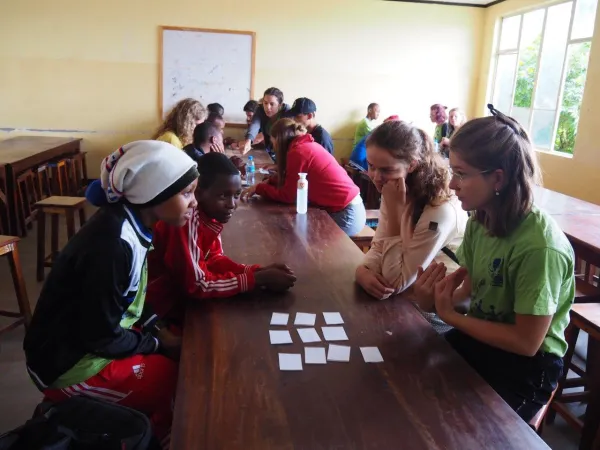 Leerlingen van Sint Ursula trokken door Tanzania. Werken aan wereldburgerschap in ‘the land of peace’ HALLO Online.nl