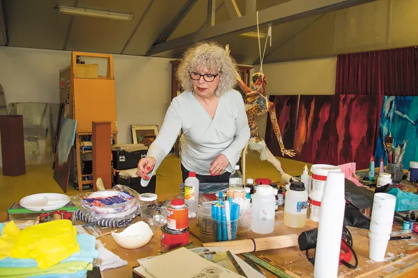 Hallo Magazine online / Marie Thérèse Schlösser uit Roggel debuteert op 24 september met  ‘Wat eeuwig duurt’