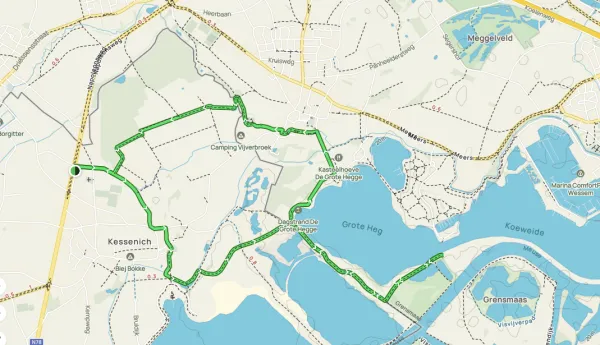 Tegenwoordig staat dit gebied bekend als het natuurgebied Vijverbroek, centraal gelegen tussen de drie dorpen Thorn, Neeritter en Kessenich. Kenmerkend voor Vijverbroek zijn nog steeds de moerasbossen met elzenbroek, wilgenstruweel en drijftillen, drijvende matten die bestaan uit levende en afgestorven waterplanten. Het Vijverbroek is ontstaan na de laatste ijstijd toen de Maas haar loop meer naar het noordoosten verlegde en de oude meander verlandde tot een moeras. Het kon natuurlijk niet uitblijven dat deze driehoek met zijn moerassen en schuilplaatsen voor roversbenden de voedingsbodem werd voor tal van sagen en legenden.  Een gebied dat zich leent voor mooie verhalen.  De stripfiguren op de informatieborden langs de route, ontworpen door illustrator Wim Tilkin geven de wandeling iets sprookjesachtigs en tevens iets avontuurlijks. Op het informatiebord aan de Kessenicherweg in Thorn nodigt een vriendelijk ogend moerasmonstertje Zompy, bewoner van het moeras Vijverbroek de wandelaar uit voor een wandeling d