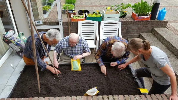 HALLO Magazine Online.nl Speeltoestel bij dagcamping Houtsberg Tuintafels voor Zorgcentrum Sint Elisabeth in Haelen