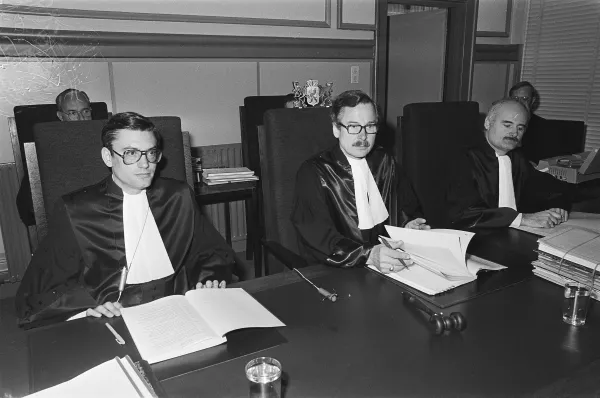 HALLO Magazine HALLO Online.nl // betreft de Bijzondere Strafkamer in Roermond die hem in december 1976 tot levenslang veroordeelde. HALLO Magazine HALLO Online.nl