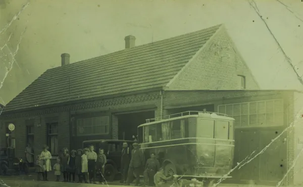 HALLO Magazine HALLO Online.nl   OUDSTE FOTO / Van transport naar touringcarbedrijf.  100 Jaar Ghielen HALLO Magazine HALLO Online.nl