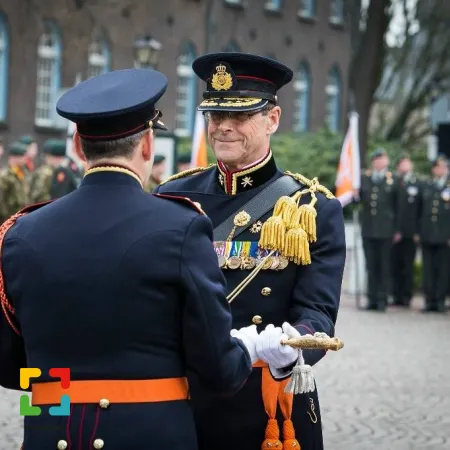HALLO Magazine HALLO Online.nl    Foto: persfoto:defensie    Leo Beulen aan het thuisfront Commandant der Landstrijdkrachten zwaait afLeo Beulen aan het thuisfront Commandant der Landstrijdkrachten zwaait af HALLO Magazine HALLO Online.nl