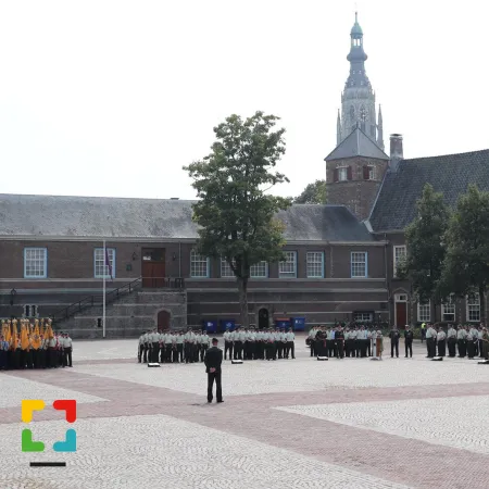 HALLO Magazine HALLO Online.nl Foto: persfoto:defensie  Leo Beulen aan het thuisfront Commandant der Landstrijdkrachten zwaait af. HALLO Magazine HALLO Online.nl