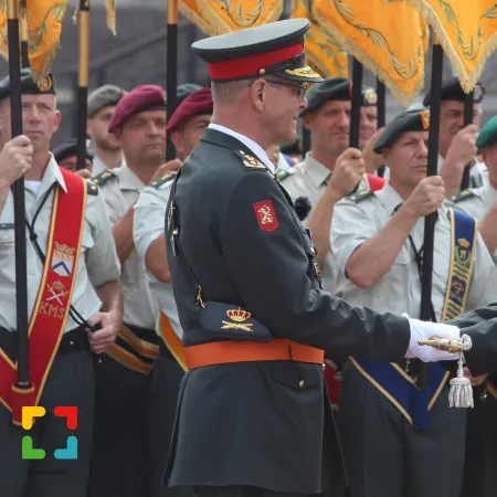 HALLO Magazine HALLO Online.nl   Foto: persfoto:defensie  Leo Beulen aan het thuisfront Commandant der Landstrijdkrachten zwaait af HALLO Magazine HALLO Online.nl