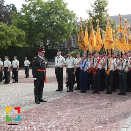 HALLO Magazine HALLO Online.nl  Foto: persfoto:defensie    Leo Beulen aan het thuisfront Commandant der Landstrijdkrachten zwaait af. HALLO Magazine HALLO Online.nl
