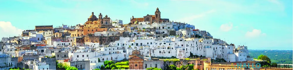 Ostuni - La città bianca ('het witte stadje'), is een van de parels van de regio Puglia.  foto: wikipedia
