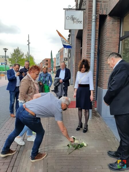 Nabestaanden van Jacob Berkhout leggen een bloem bij zijn Stolpersteen 