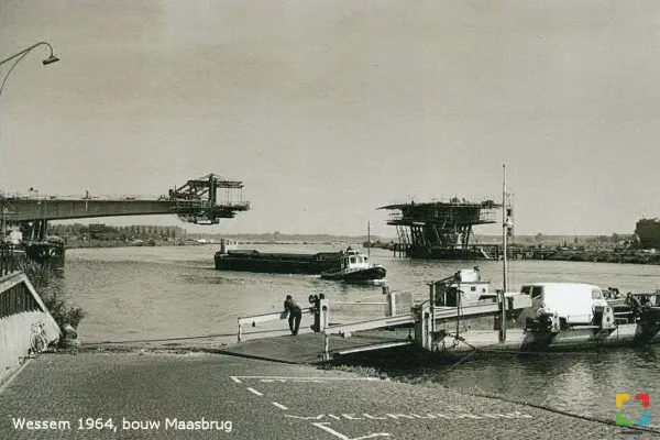 1. Veer aan de Wessemer kant. Op de achtergrond de Maasbrug in aanbouw. 1. Veer aan de Wessemer kant. Op de achtergrond de Maasbrug in aanbouw.