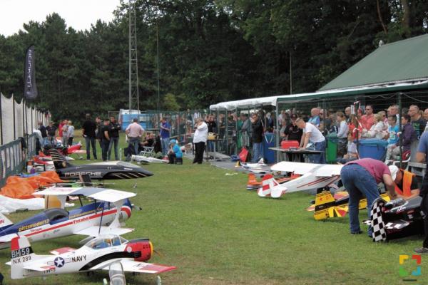 Enkele schaalmodellen in de wacht voor het maken van een vlucht. Vliegshow op 7 en 8 juli in Leveroy-Nederweert