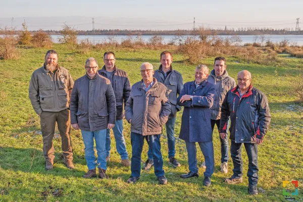 van links naar rechts: Frenk Janssen, Huub Joosten (beide Natuurmonumenten) en de boeren Ceril Verwijlen, Jacques Stassen, Frank en Henk Seegers, Edwin Kurstjens en Lei Vos (verenigd in Natuurbedrijf Eiland in de Maas).