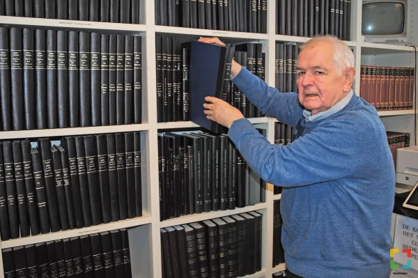 Peter Roost bij de archiefstukken van het Rhidoc.