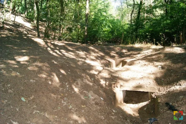 Twee betonnen onooglijke gaten, restanten van een kelder, herinneren nog aan het verleden van de Burgerwacht van Roggel.