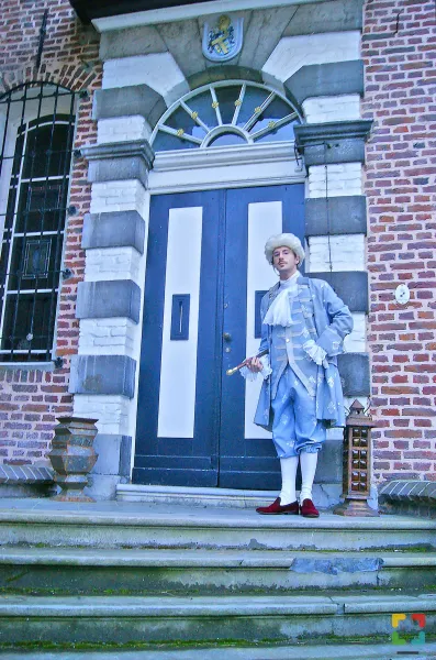 HALLO Online.nl / Foto: Laquais Frans wacht u al op bij zijn kasteel