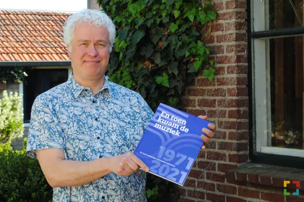 HALLO Magazine Online.nl / Secretaris Frank Delissen toont het jubileumboek van Harmonie Crescendo Beegden. Secretaris Frank Delissen toont het jubileumboek van Harmonie Crescendo Beegden.