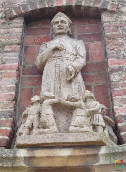 Op het terrein van Sint Joseph herinnert dit beeld in een nis aan de stichter Petrus Savelberg