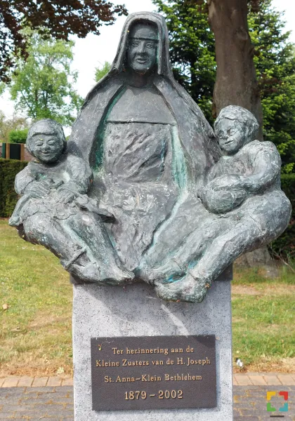 In het dorp Heel herinnert dit beeld aan de Kleine Zusters van de Heilige Joseph