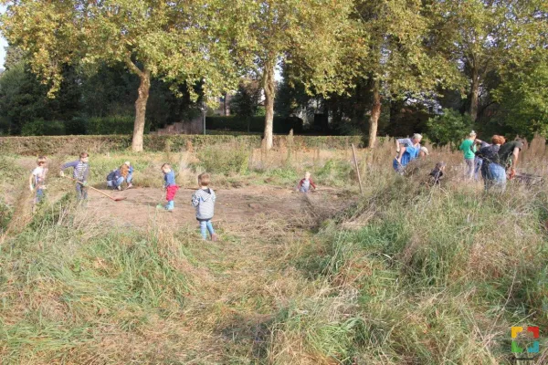 Het terrein van de Notenbeemd in Thorn wordt klaargemaakt voor aanplant van o.a. het streekeigen apelras HALLO Online.nl